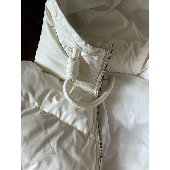 Luminary Fine Collection ALPINE FAUX LEATHER
IVORY PUFFER VEST in Ivory Size L - Picture 9 of 9